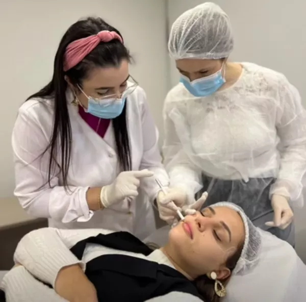 Dra Marina Carvalho aplicando Preenchimento